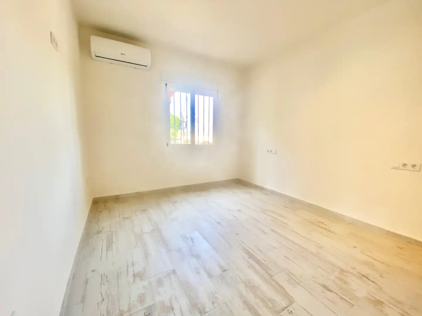 Habitación de Casa o chalet de alquiler en L'Alfàs del Pi con Aire acondicionado, Calefacción y Jardín privado