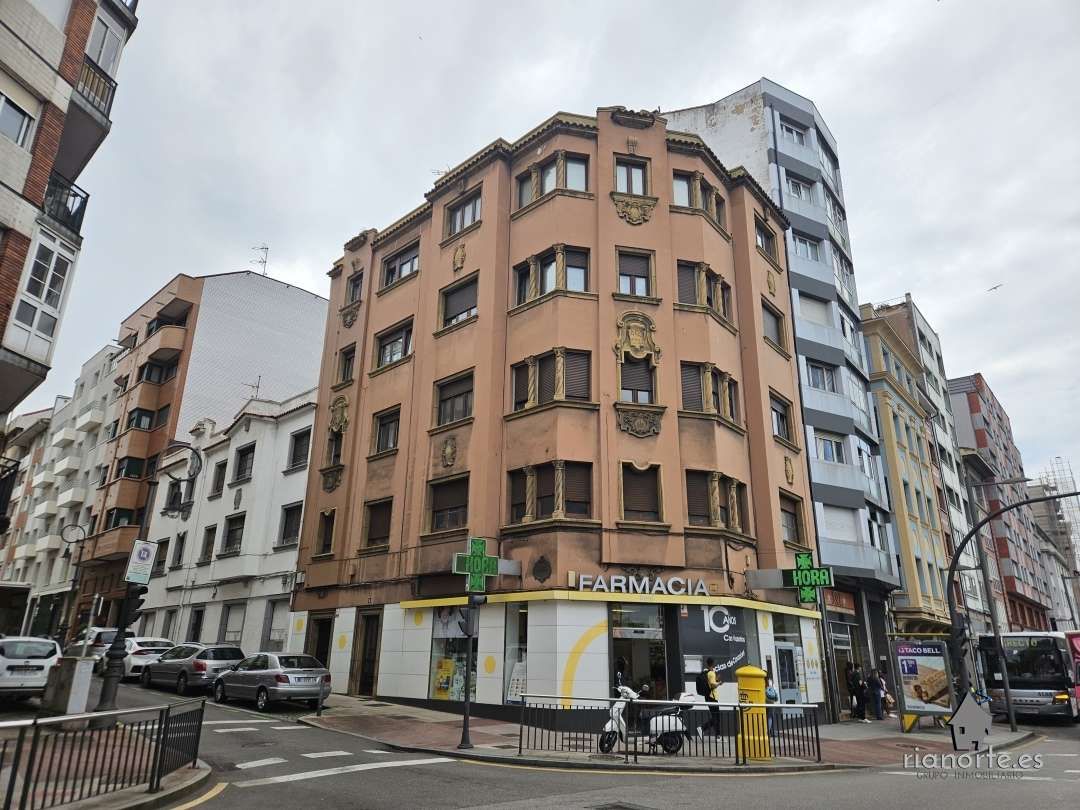 Vista exterior de Pis en venda en Avilés amb Calefacció