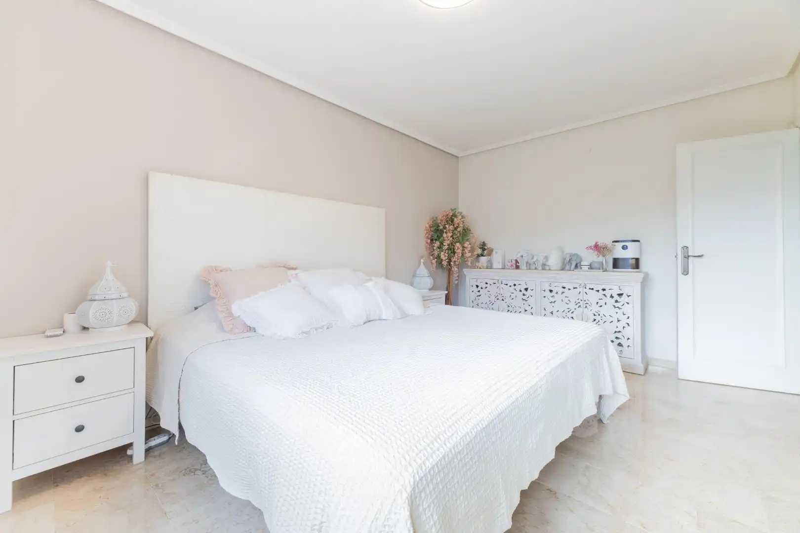 Dormitori de Casa o xalet en venda en Requena amb Jardí privat, Terrassa i Piscina