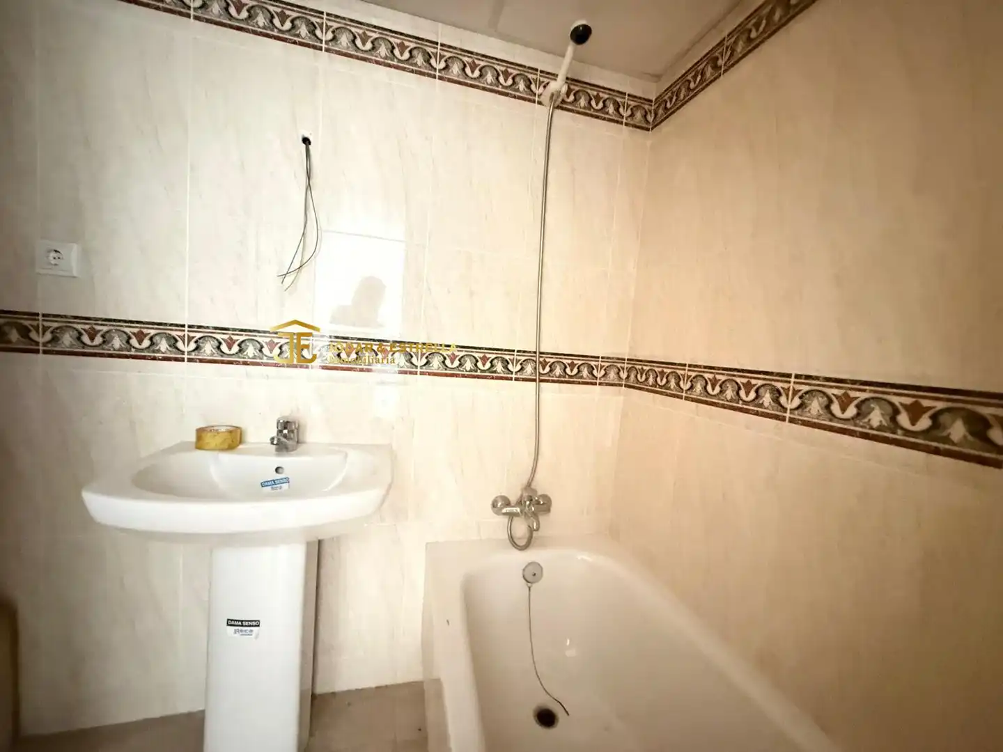 Baño de Apartamento en venta en Lorca con Terraza, Balcón y Piscina comunitaria