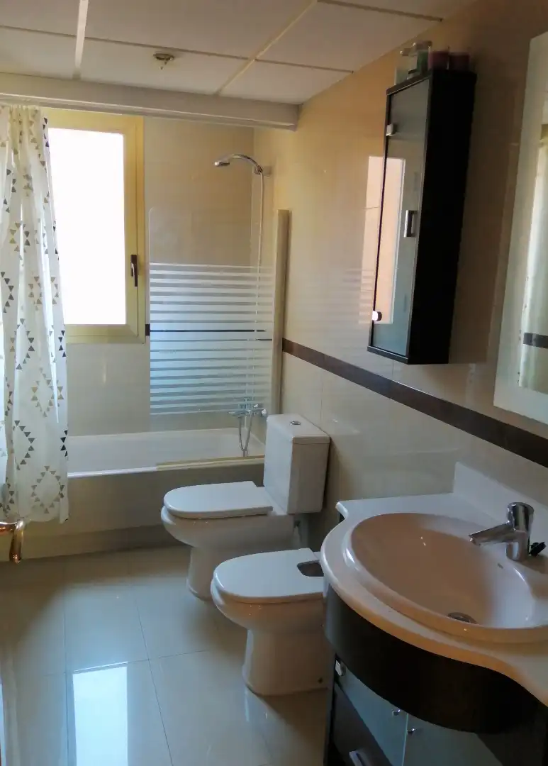 Bathroom of Flat for rent in Zaragoza  with Air Conditioner, Heating and Parquet flooring