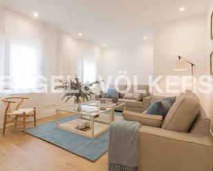 Sala d'estar de Apartament de lloguer en  Madrid Capital amb Aire condicionat, Calefacció i Moblat