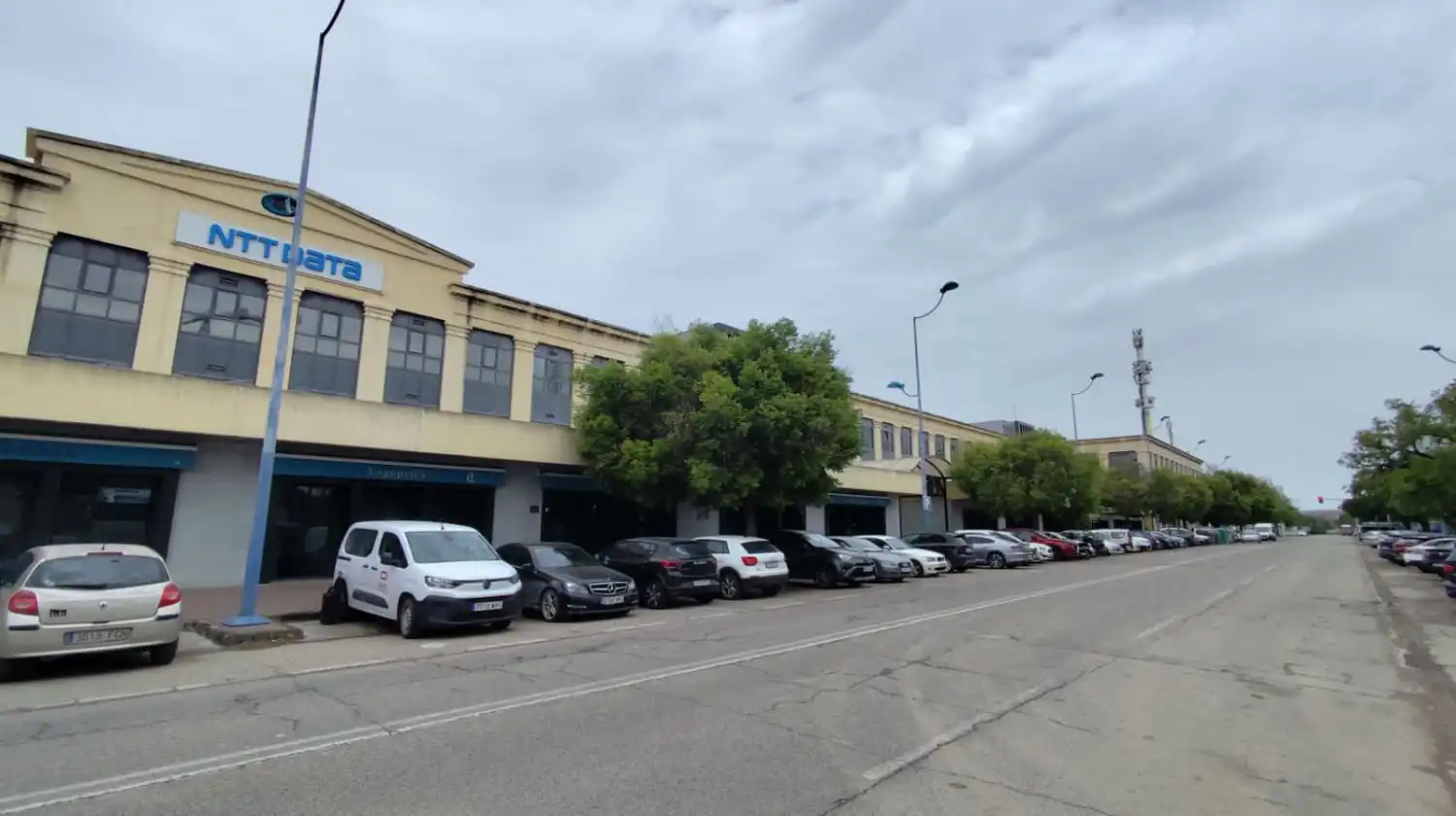 Vista exterior de Oficina en venda en Sevilla amb Aire condicionat i Calefacció
