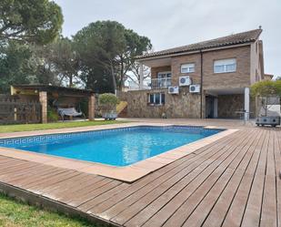 Piscina de Casa o xalet en venda en Riudellots de la Selva amb Aire condicionat, Jardí privat i Terrassa