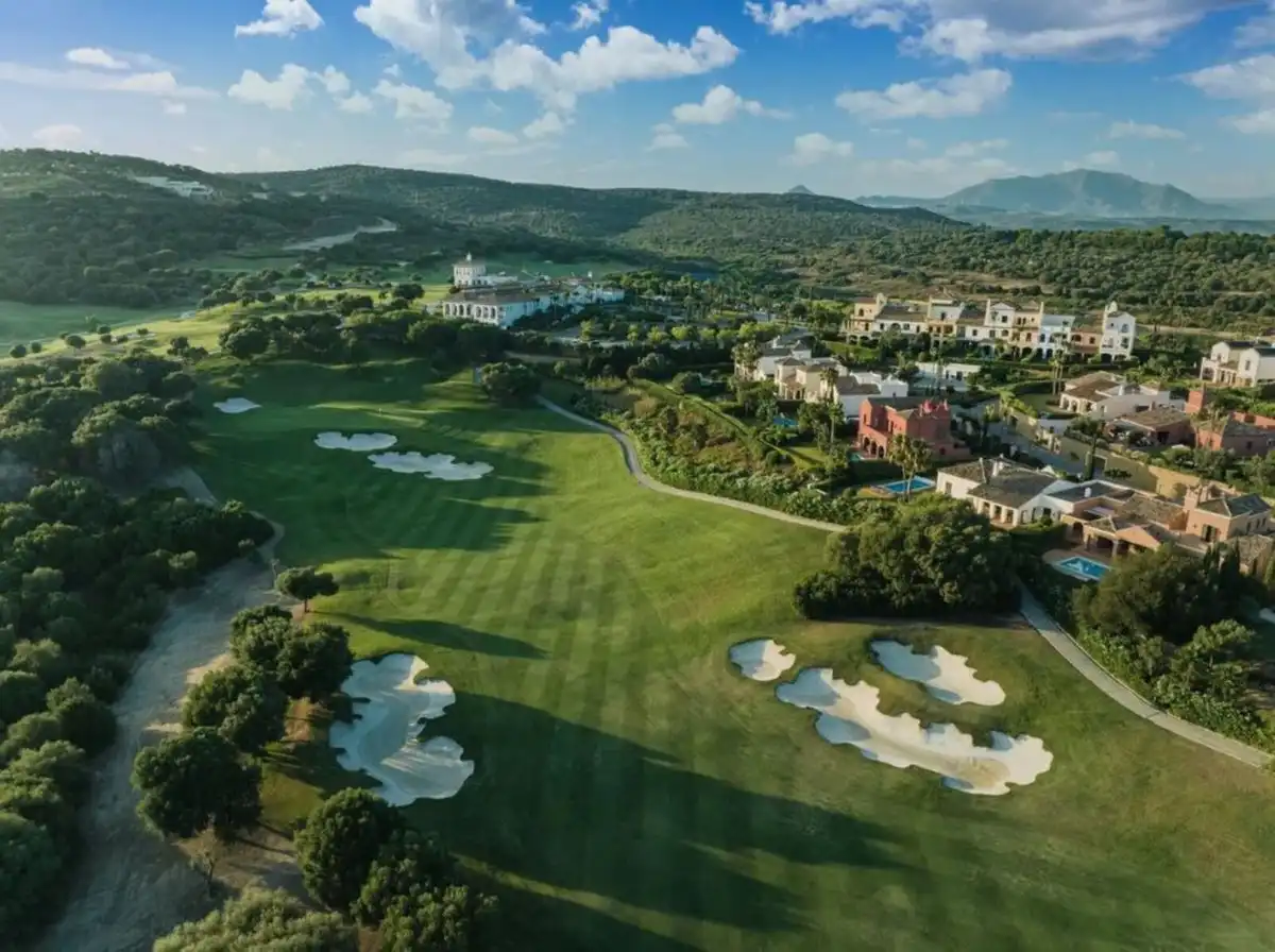 Vista exterior de Casa o xalet en venda en Sotogrande amb Aire condicionat, Jardí privat i Terrassa