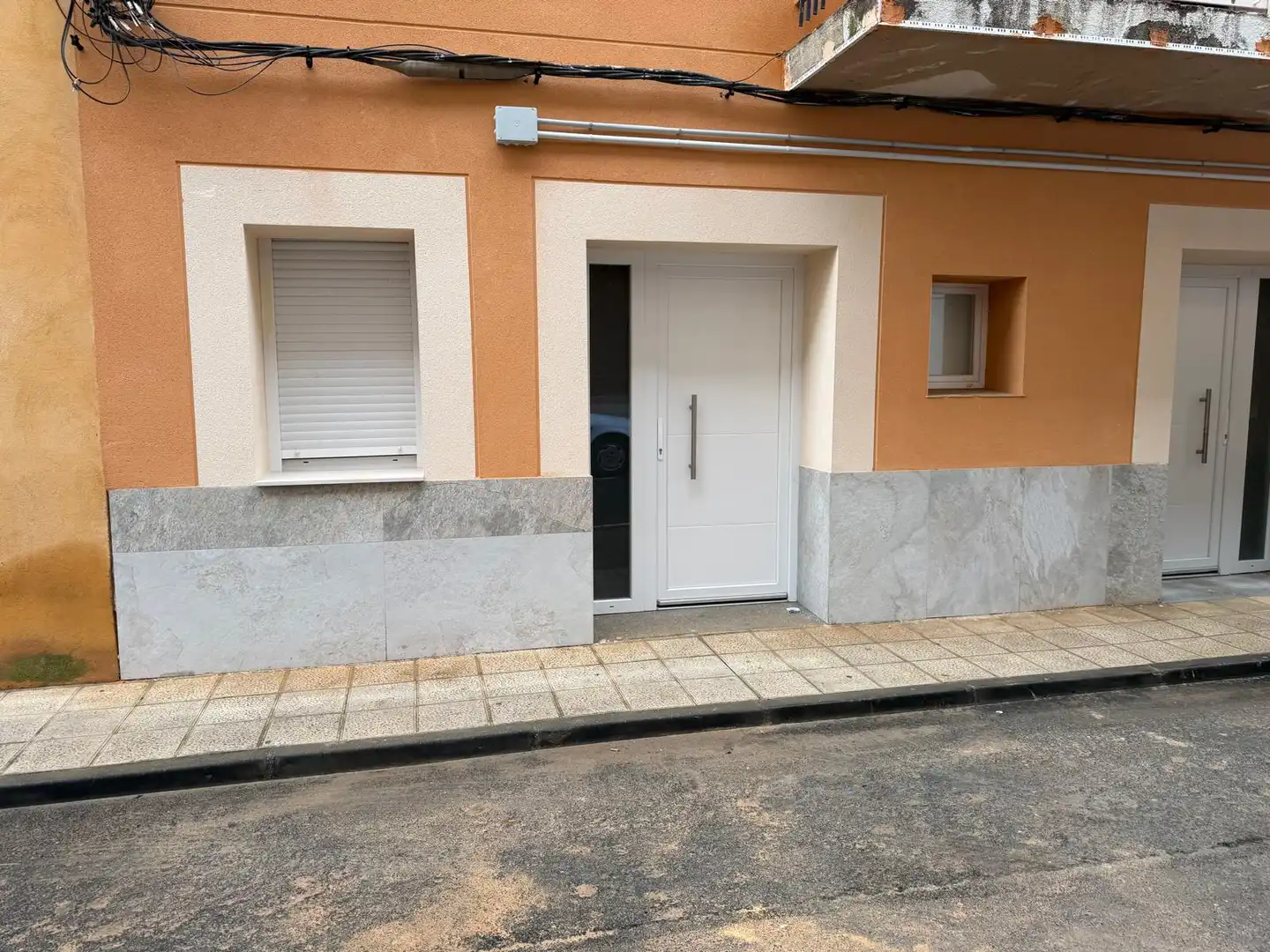 Außenansicht von Wohnungen zum Verkauf in Argés mit Klimaanlage, Heizung und Ofen