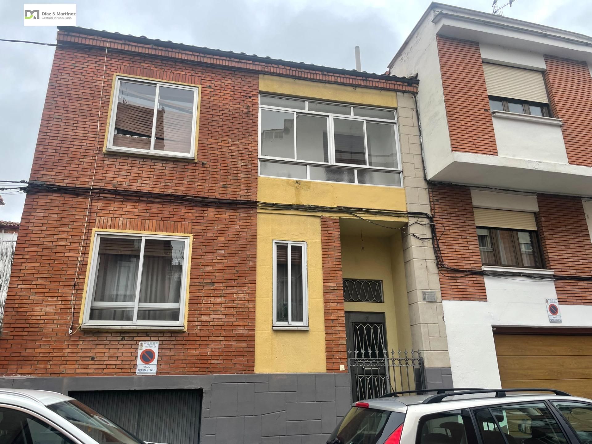 Exterior view of House or chalet for sale in León Capital   with Heating and Terrace