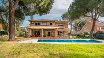 Vista exterior de Casa o xalet en venda en Pozuelo de Alarcón amb Aire condicionat, Terrassa i Piscina