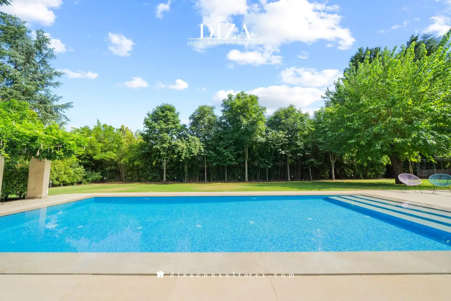 Swimming pool of Houses for rent in Madrid  with Air Conditioner, Heating and Private garden