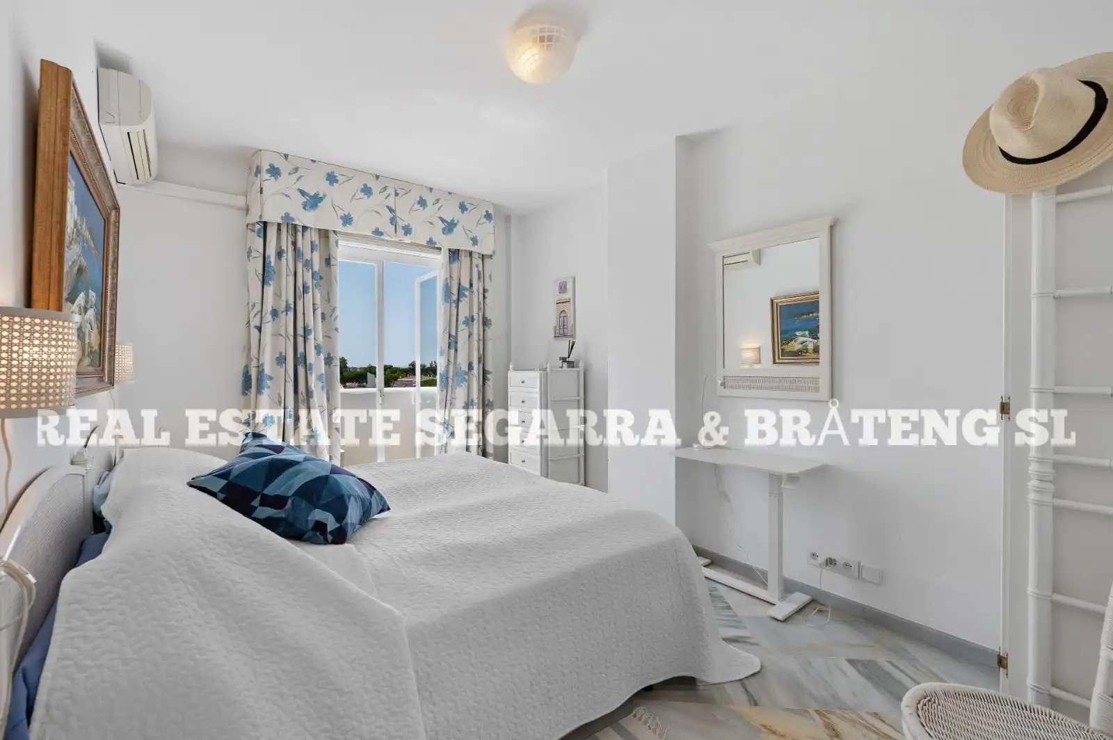 Bedroom of Apartments for sale in Marbella  with Air Conditioner, Terrace and Furnished