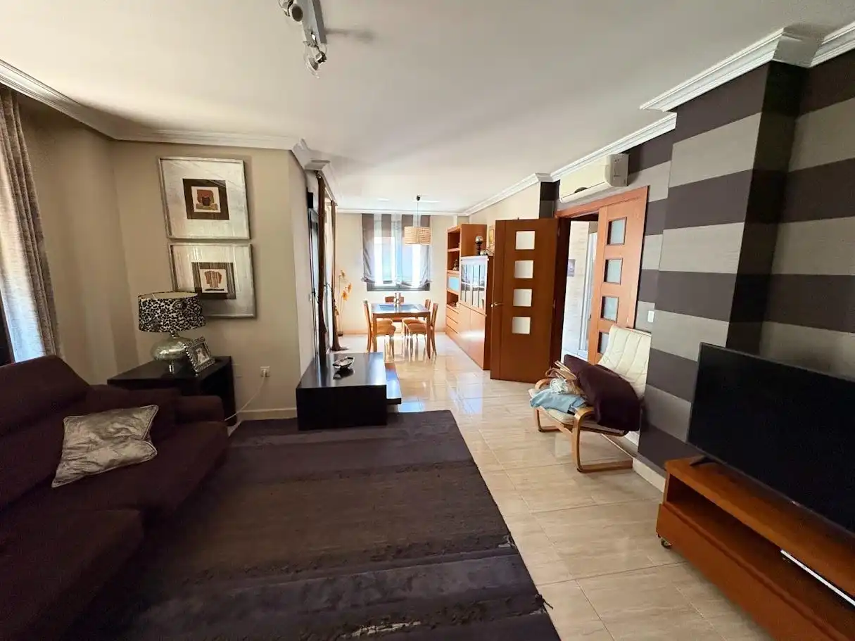 Wohnzimmer von Einfamilien-Reihenhaus zum Verkauf in Valladolid mit Klimaanlage, Heizung und Privatgarten