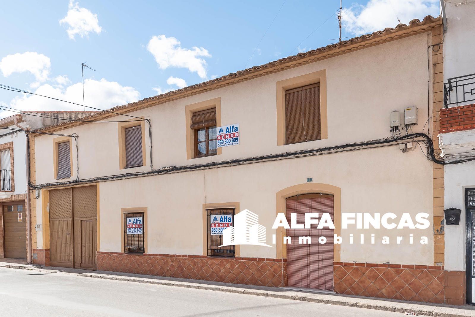 Vista exterior de Casa o xalet en venda en Las Pedroñeras    amb Calefacció, Jardí privat i Traster
