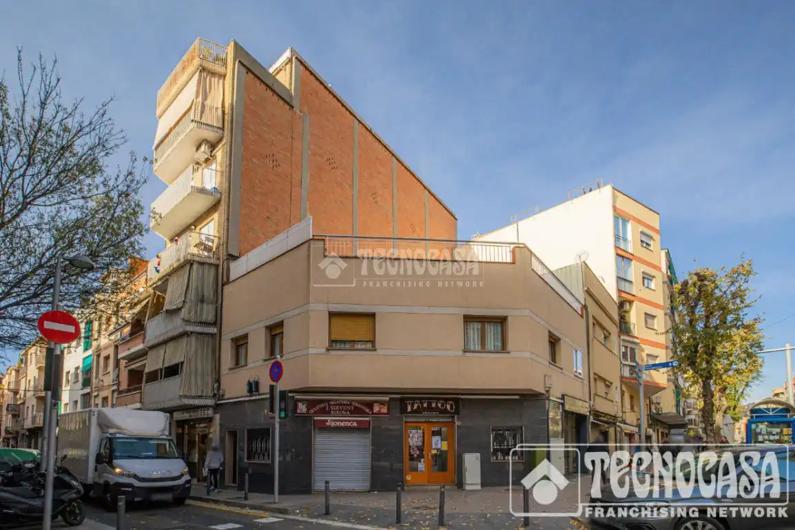 Vista exterior de Casa adosada en venta en Santa Coloma de Gramenet con Aire acondicionado, Calefacción y Parquet