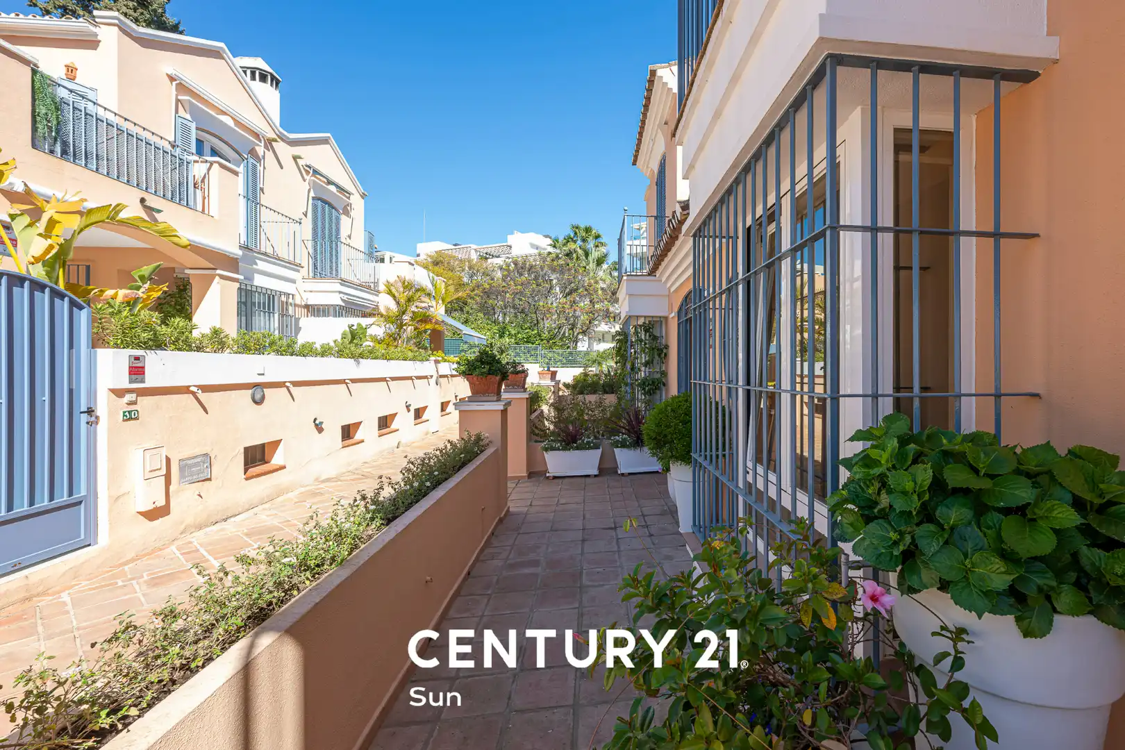 Vista exterior de Casa adosada en venta en Marbella con Aire acondicionado, Calefacción y Jardín privado