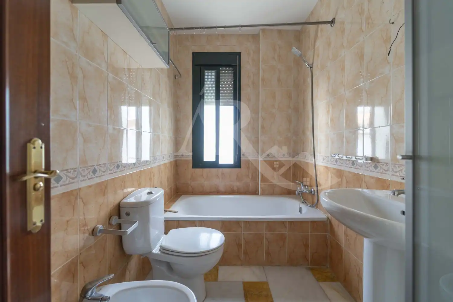 Bathroom of Flat for rent in Umbrete  with Air Conditioner and Terrace