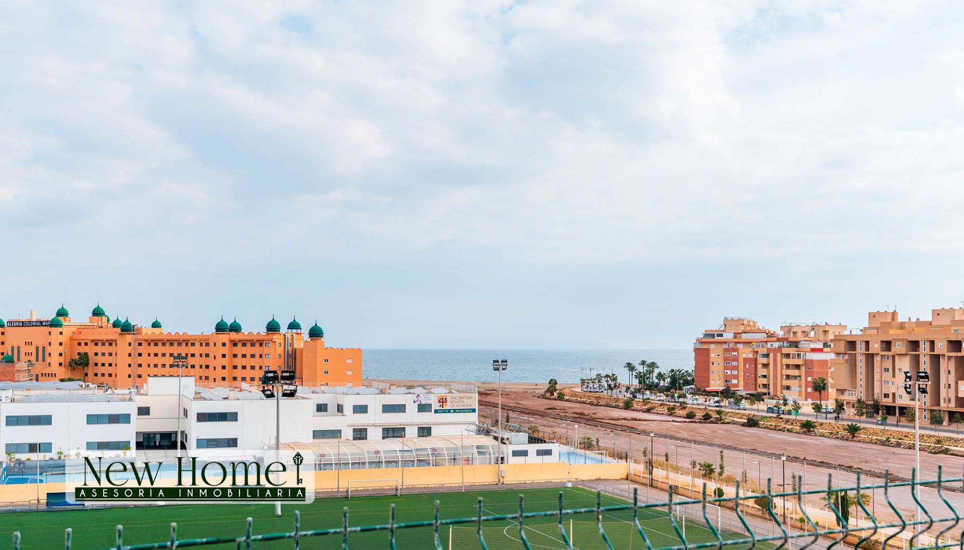 Vista exterior de Àtic en venda en Roquetas de Mar amb Terrassa, Moblat i Piscina comunitària