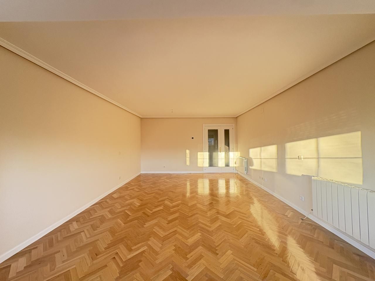 Living room of Flat for rent in Pozuelo de Alarcón  with Air Conditioner, Heating and Parquet flooring