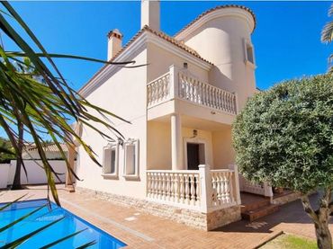 Chalet con piscina en venta en Orihuela Costa