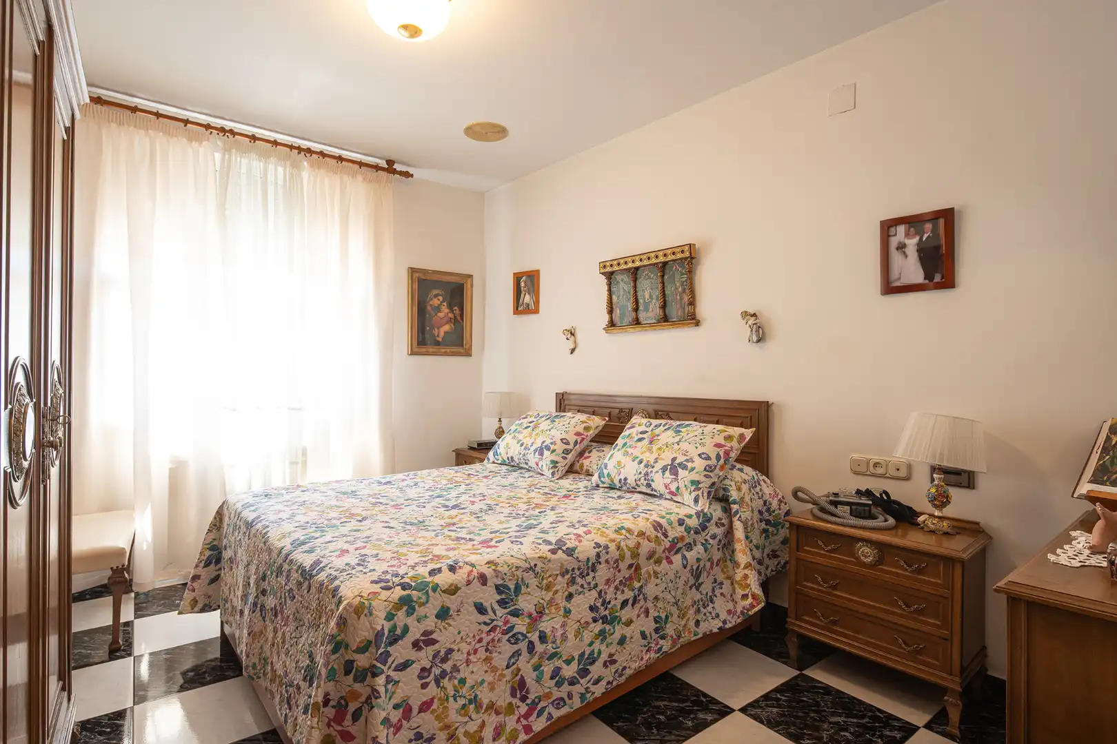 Dormitori de Casa adosada en venda en La Zubia amb Calefacció, Terrassa i Moblat