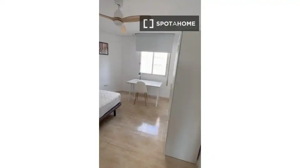Bedroom of Flat for share in Almería  with Air Conditioner, Heating and Furnished