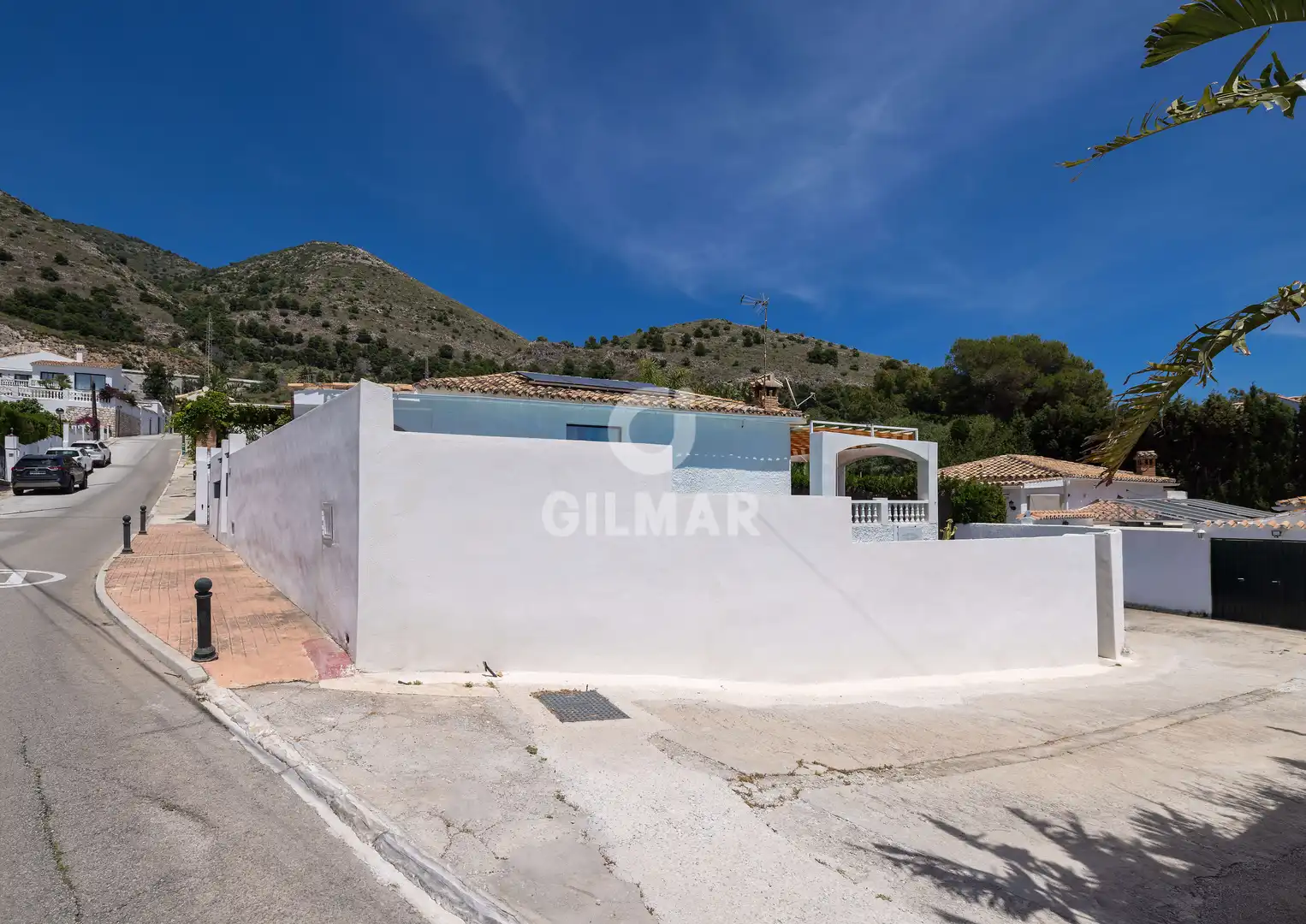 Vista exterior de Casa o xalet en venda en Benalmádena amb Jardí privat i Piscina
