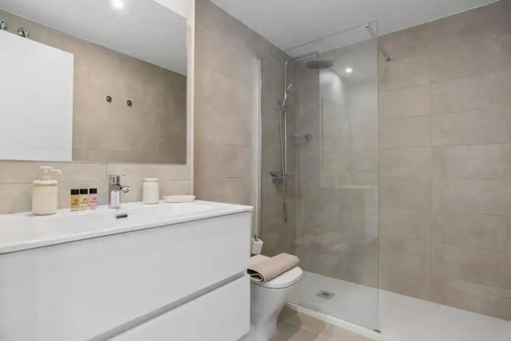 Badezimmer von Wohnungen zur Miete in Selwo