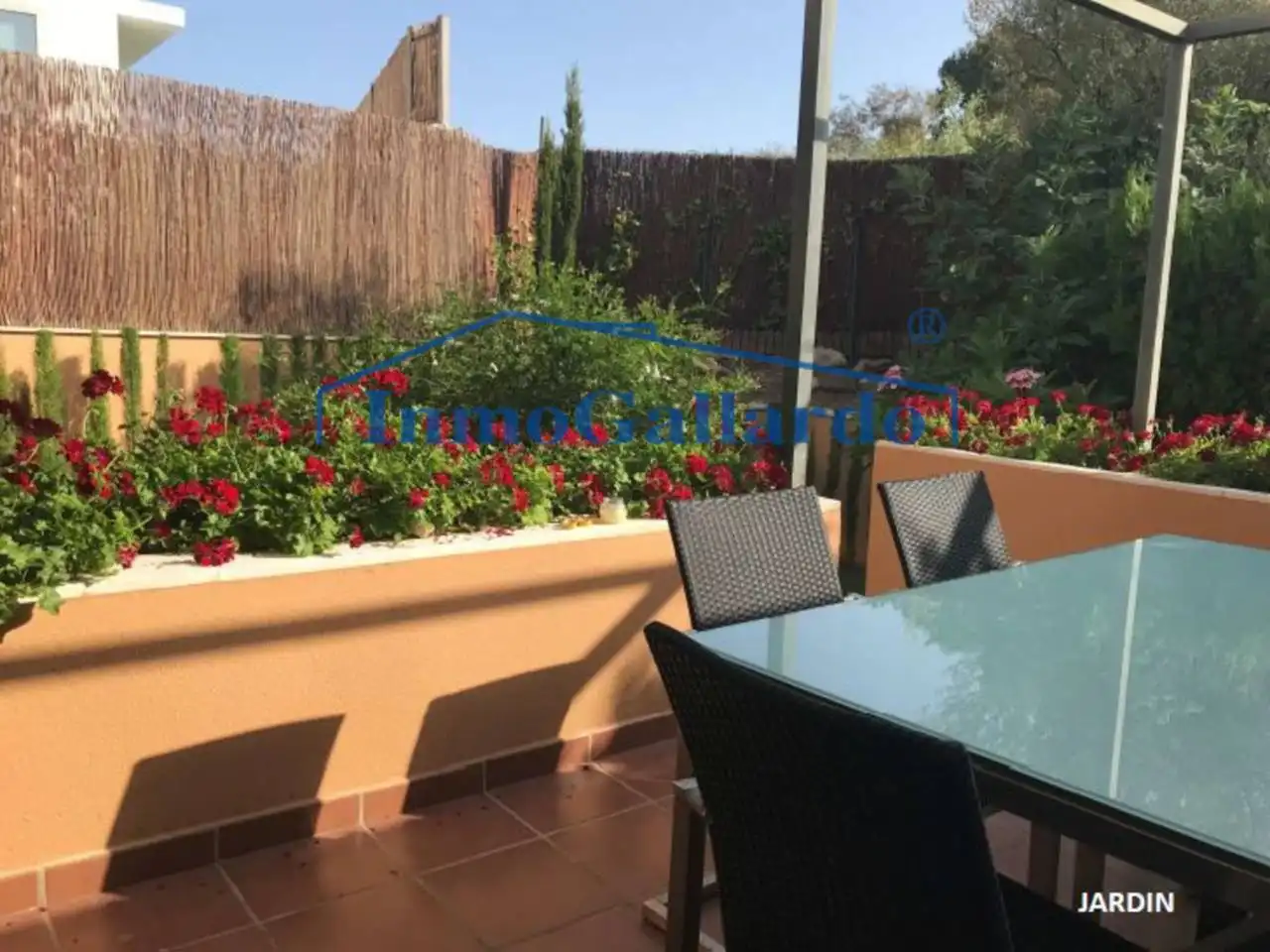 Terrasse von Einfamilien-Reihenhaus zum Verkauf in Rincón de la Victoria mit Klimaanlage, Heizung und Privatgarten