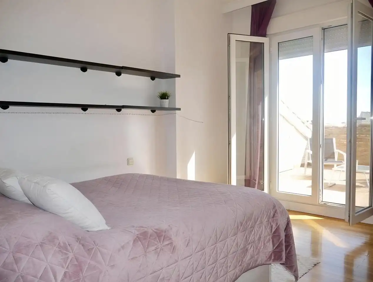Dormitori de Casa o xalet en venda en Tomares amb Aire condicionat, Jardí privat i Parquet
