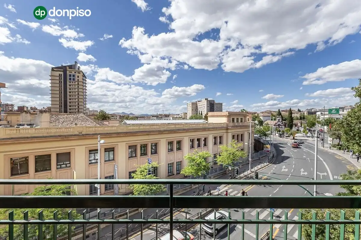 Vista exterior de Piso en venta en Granada con Aire acondicionado, Calefacción y Terraza