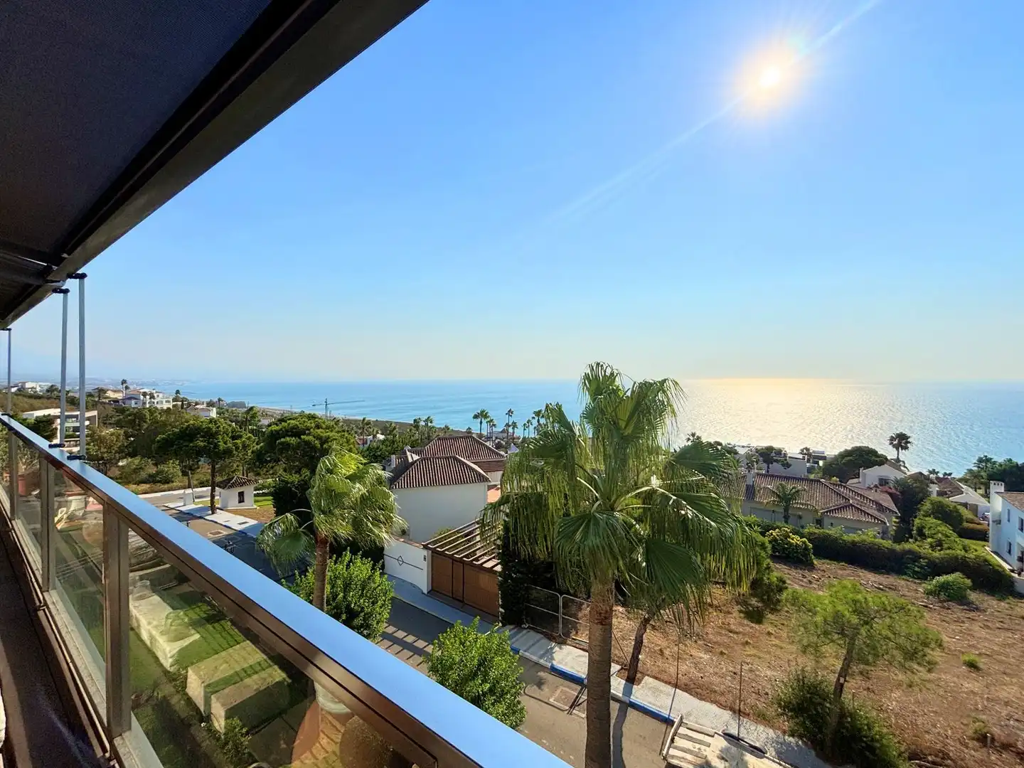 Vista exterior de Ático en venta en Manilva con Aire acondicionado, Terraza y TV
