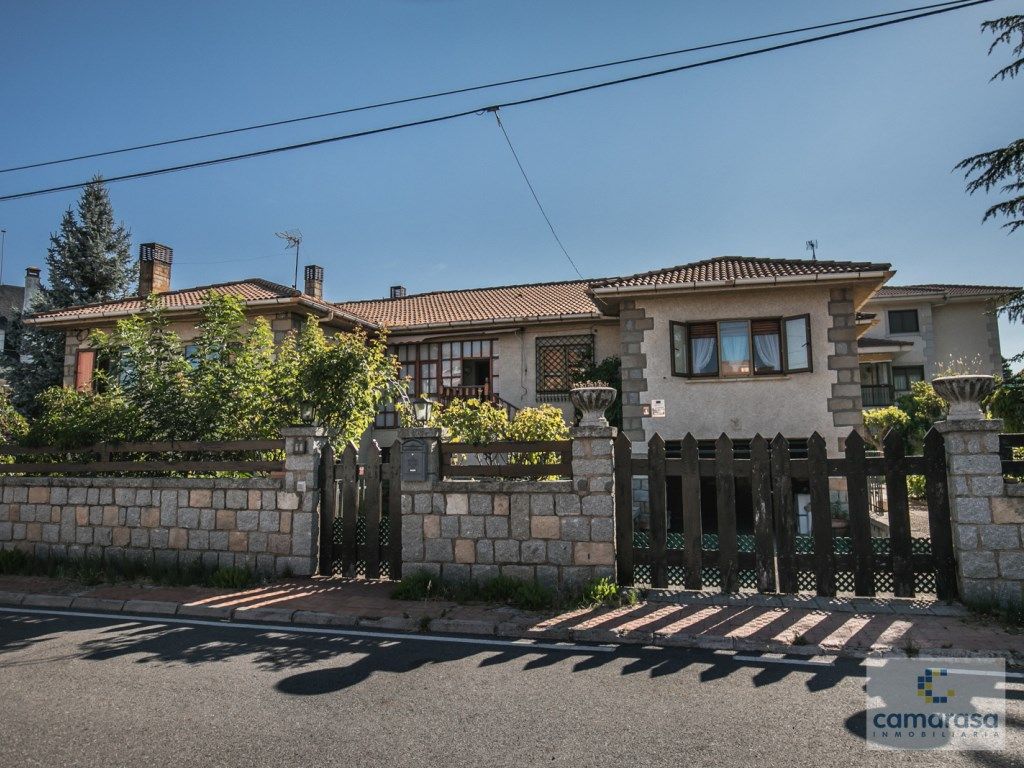 Vista exterior de Casa o xalet en venda en Ávila Capital amb Balcó