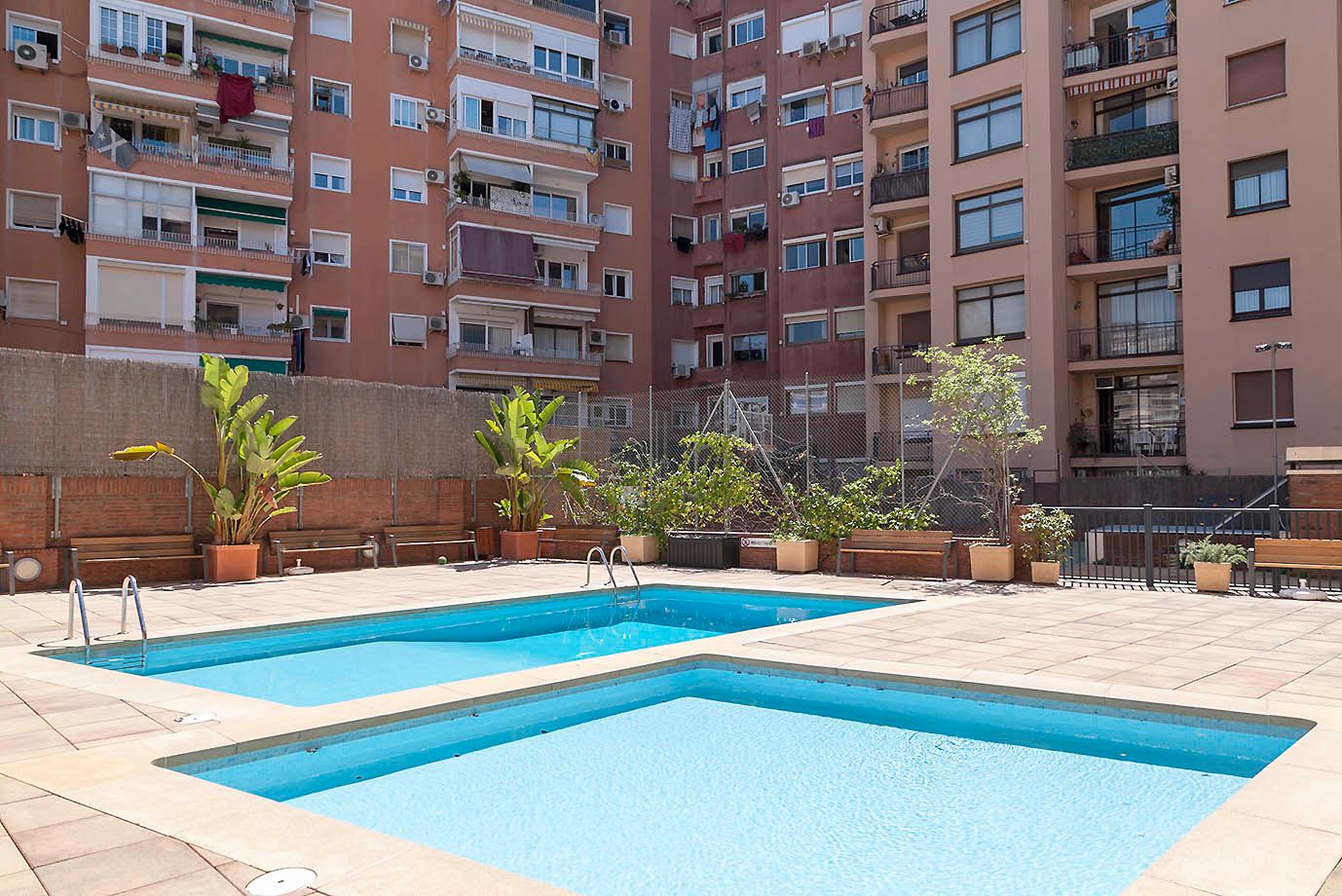 Piscina de Pis en venda en  Barcelona Capital amb Aire condicionat, Parquet i Balcó