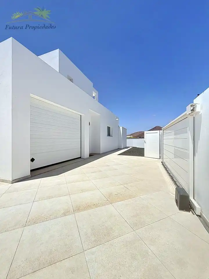 Vista exterior de Casa o chalet en venta en Teguise con Aire acondicionado, Jardín privado y Terraza