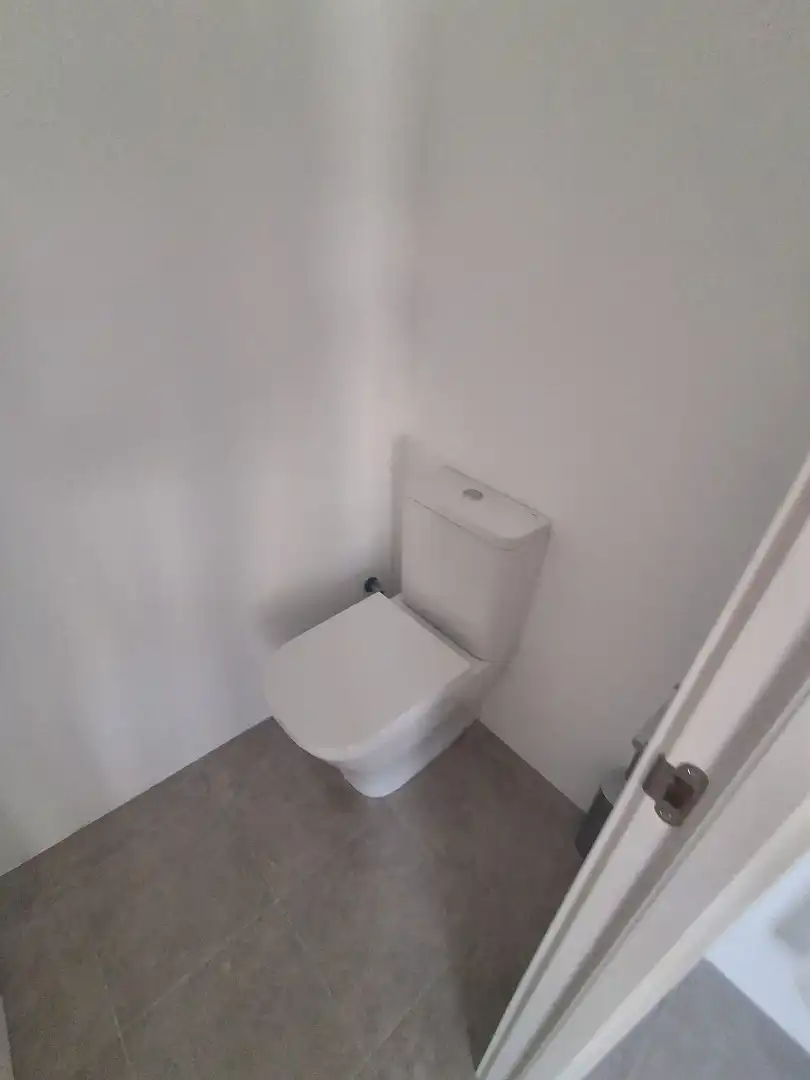 Baño de Nave industrial de alquiler en Sitges con Alarma