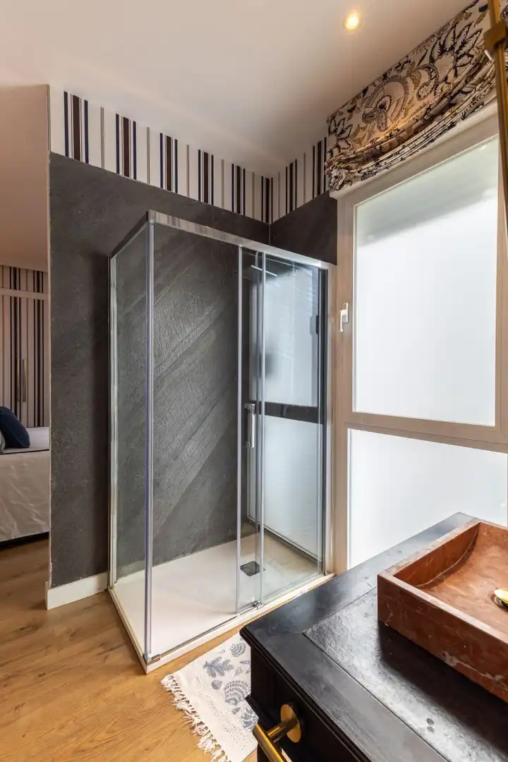 Bany de Apartament de lloguer en Madrid amb Aire condicionat, Calefacció i Moblat