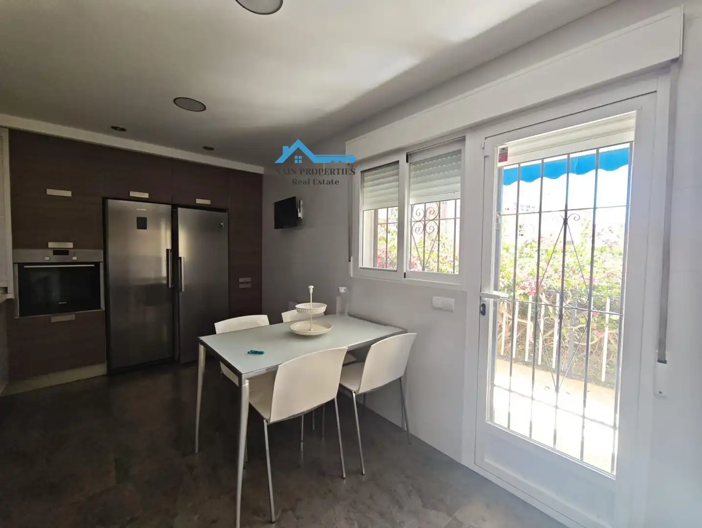 Vista exterior de Casa o xalet en venda en Benidorm amb Aire condicionat, Calefacció i Jardí privat