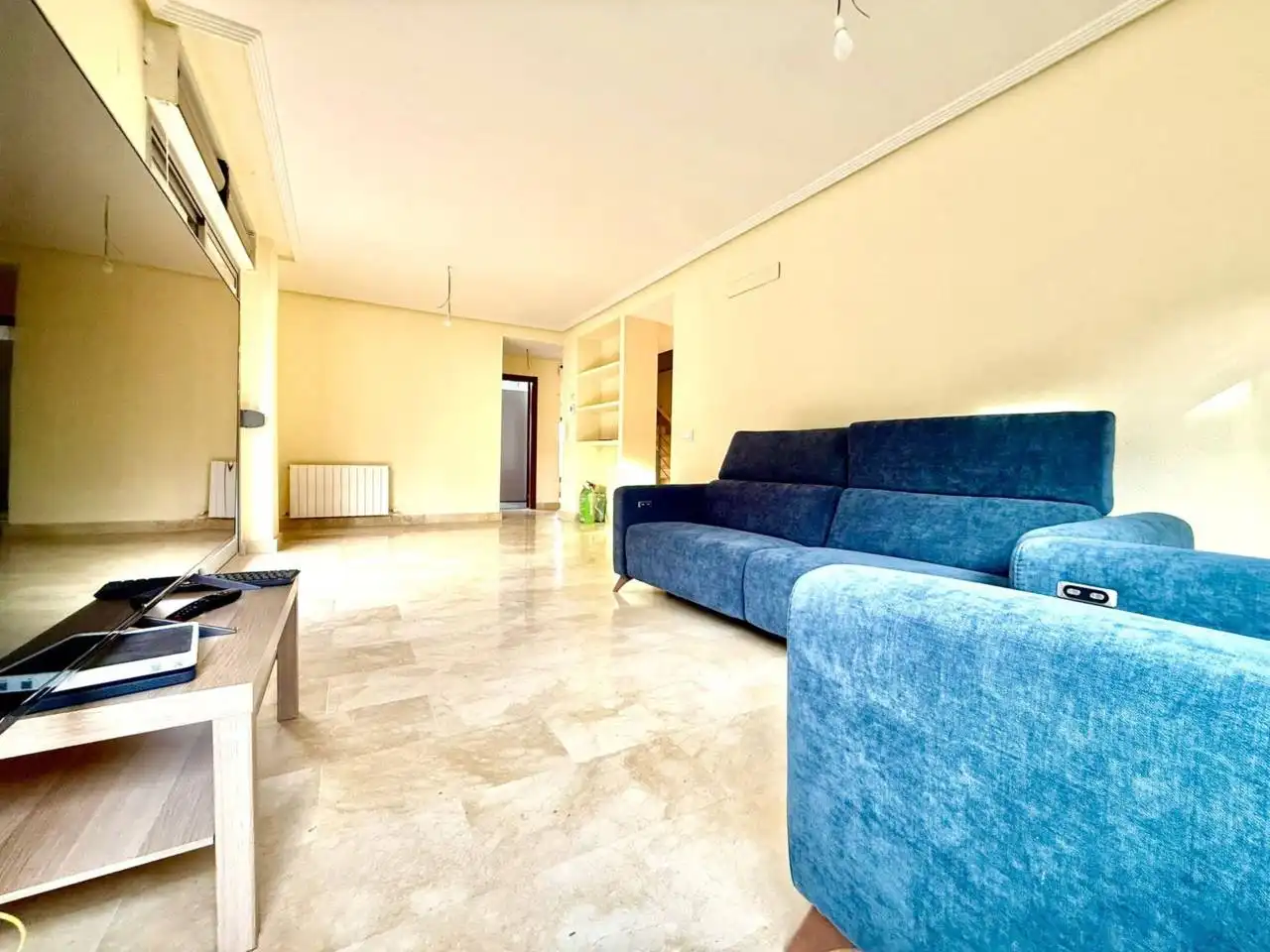 Sala de estar de Casa adosada en venta en Bargas con Calefacción, Jardín privado y Alarma
