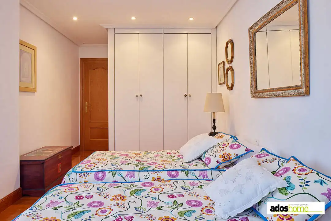 Habitación de Casa adosada en venta en Zarautz con Calefacción