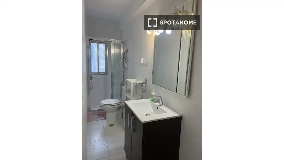 Bathroom of Flat for share in Madrid  with Air Conditioner, Heating and Terrace