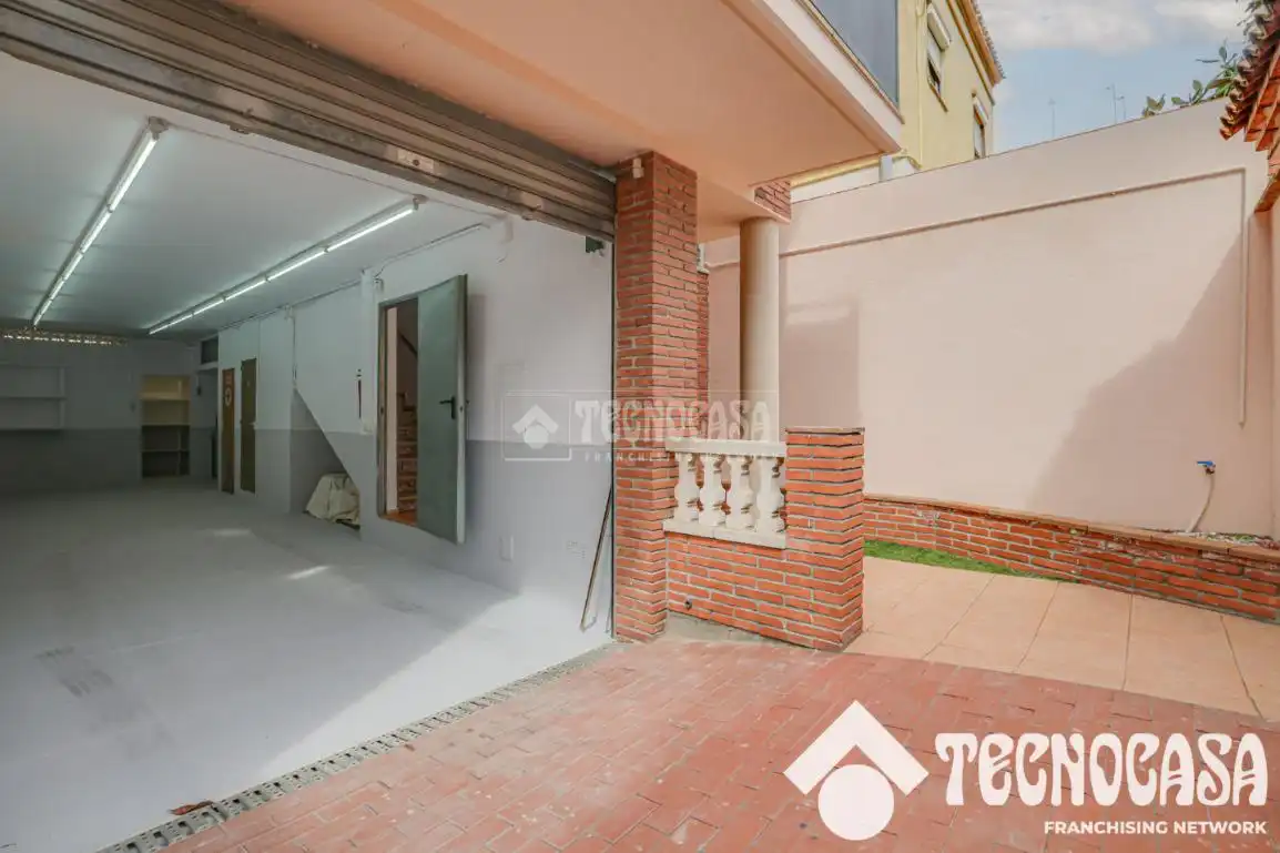 Exterior view of Houses for sale in Santa Coloma de Gramenet  with Air Conditioner, Heating and Terrace