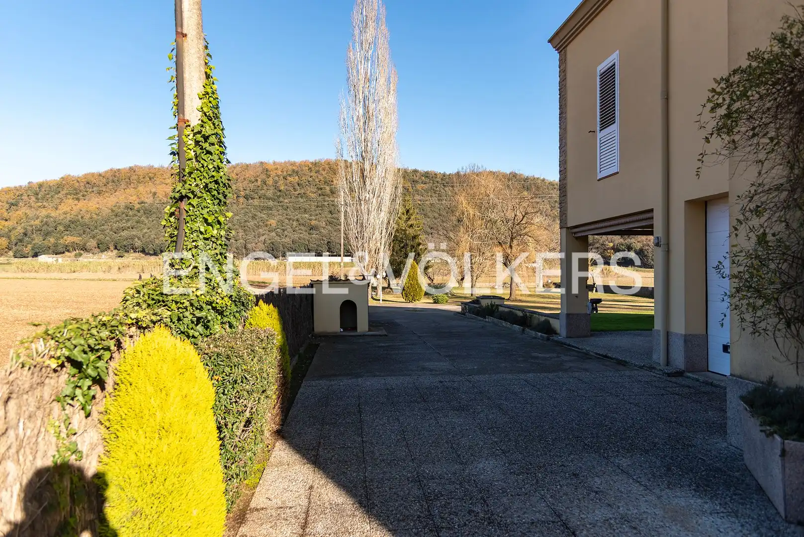 Vista exterior de Casa o xalet en venda en La Vall d'en Bas amb Aire condicionat, Calefacció i Jardí privat