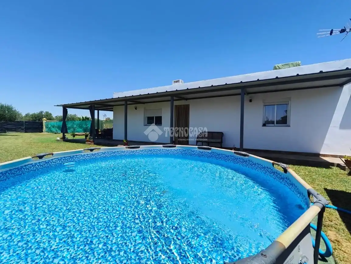 Piscina de Finca rústica en venda en Los Palacios y Villafranca amb Aire condicionat i Terrassa
