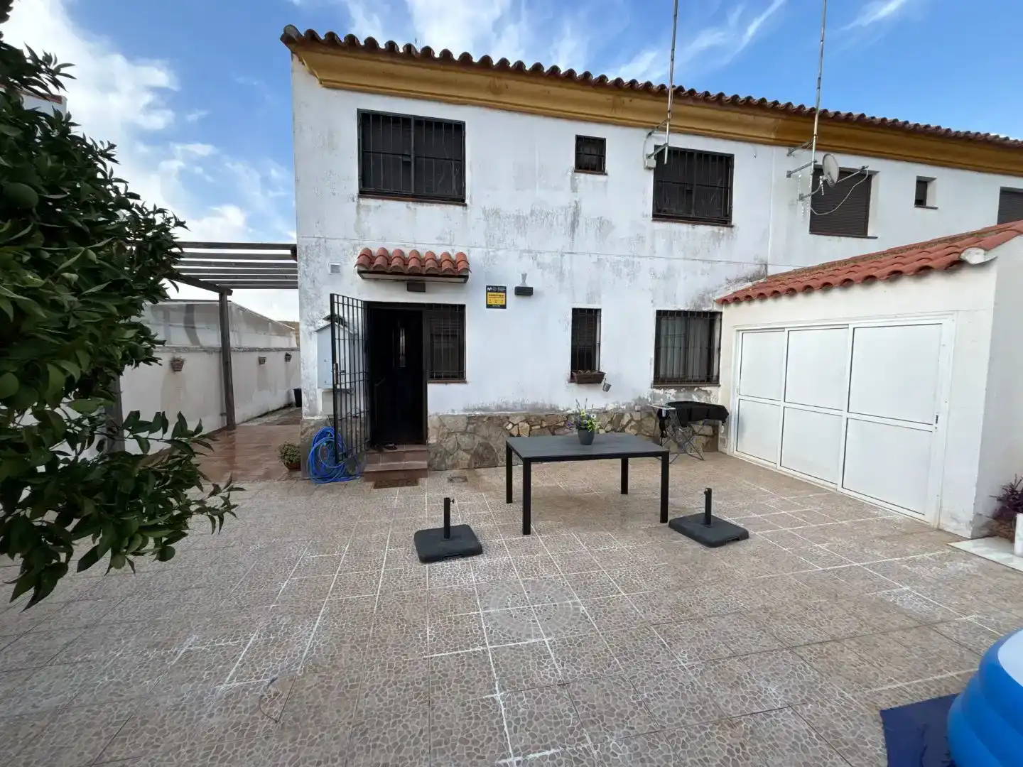 Vista exterior de Pis en venda en El Real de la Jara amb Aire condicionat, Jardí privat i Parquet