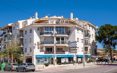 Vista exterior de Pis en venda en L'Alfàs del Pi amb Aire condicionat, Terrassa i Piscina