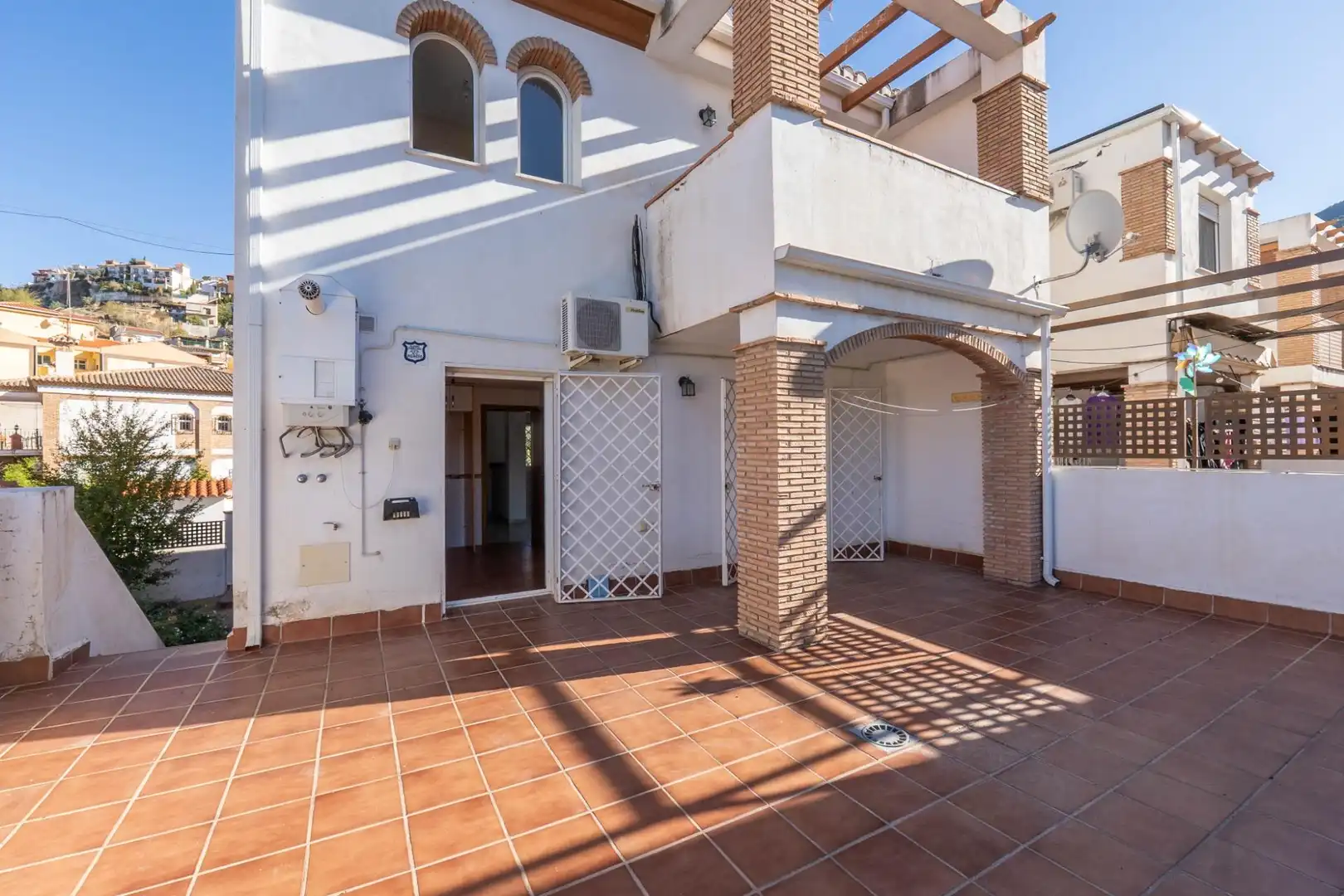 Vista exterior de Casa adosada en venta en Cenes de la Vega con Aire acondicionado, Calefacción y Jardín privado