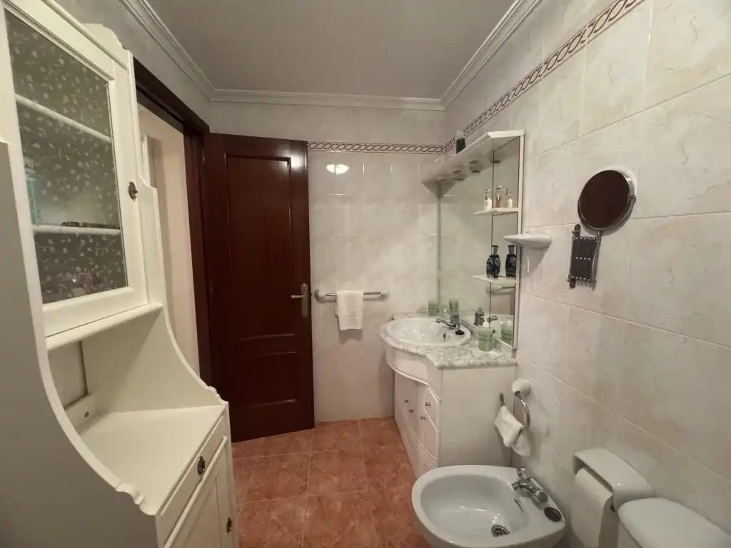 Badezimmer von Haus oder Chalet zum Verkauf in Algeciras mit Ofen und Waschmaschine
