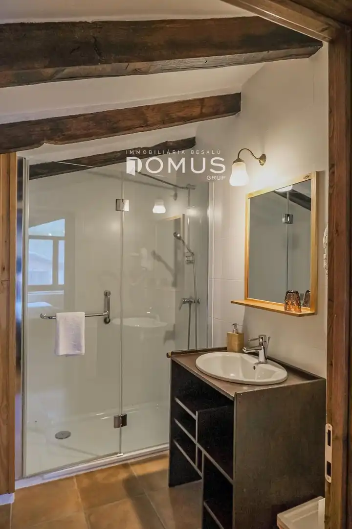 Baño de Finca rústica en venta en Santa Pau con Calefacción, Parquet y Piscina