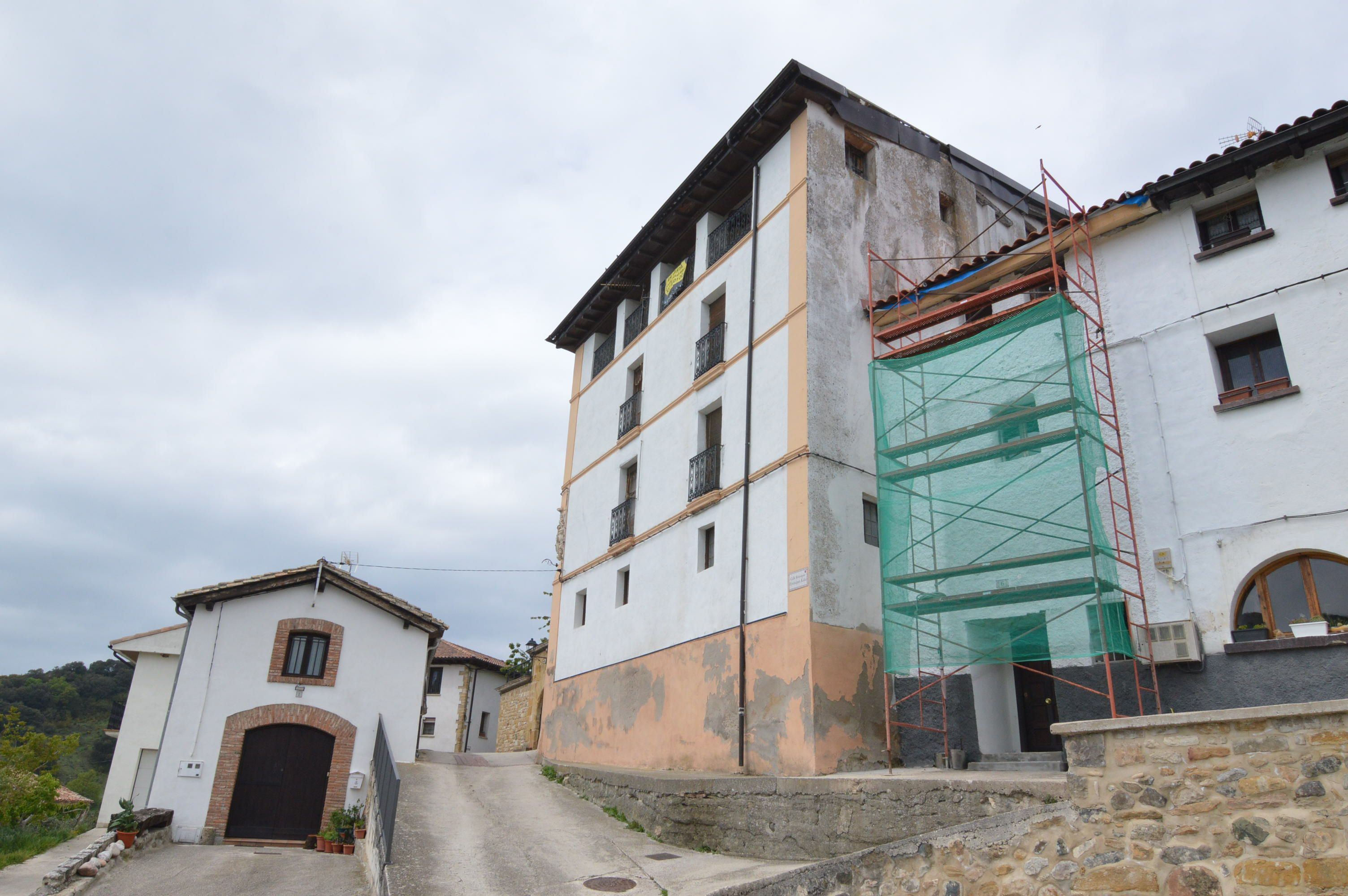 Vista exterior de Casa adosada en venda en Salinas de Oro / Jaitz