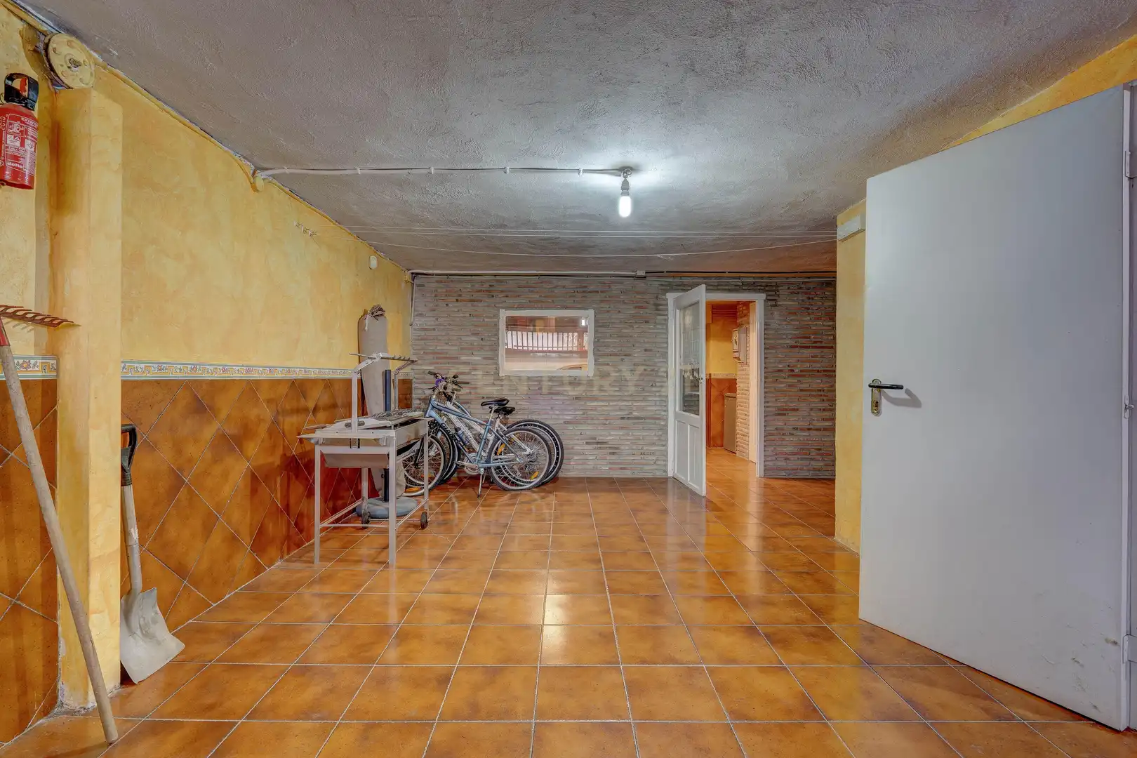 Einfamilien-Reihenhaus zum Verkauf in Anguciana mit Privatgarten, Abstellraum und Schwimmbad