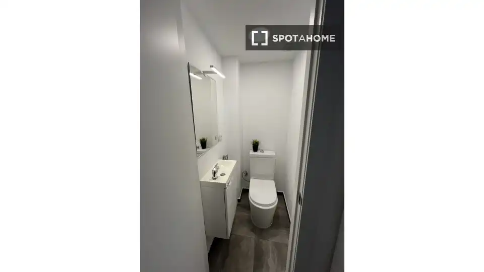 Bathroom of Flat for rent in Valencia  with Air Conditioner, Heating and Furnished